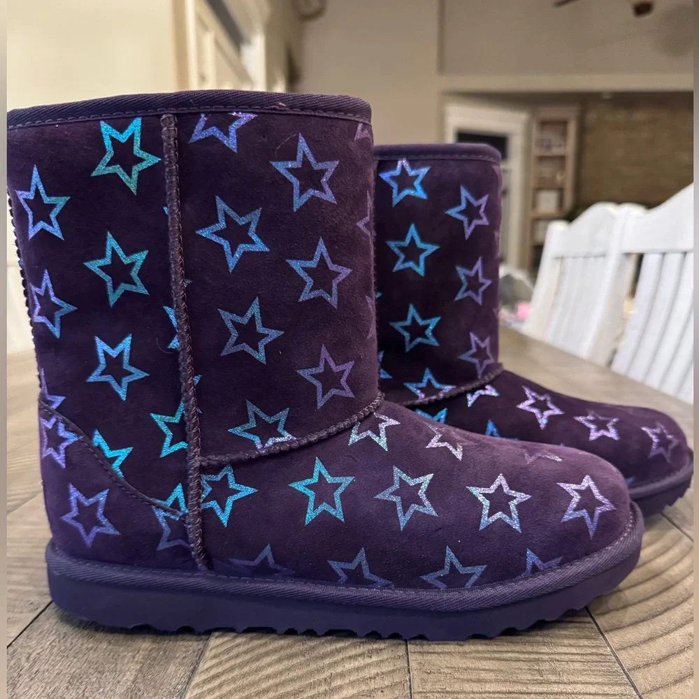 UGG Classic ll Iridescent Stars Boot - Starry Boots Youth/Big Kid Size 6 (NWOT)